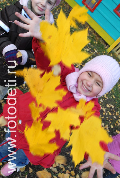 Фотографии детей на авторском сайте детского фотографа. Ребёнок бросает кленовые листья.