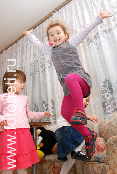 Детская физкультура. Фотки прыгающих малышей.