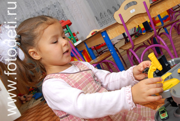 Фото детей в игре: Ребёнок с микроскопом.
