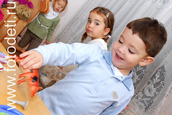 Фото детей в игре: Мальчик с игрушкой.