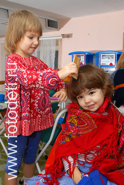 Фотографии детей в галере сайта fotodeti.ru / Дети играют в парикмахерскую.