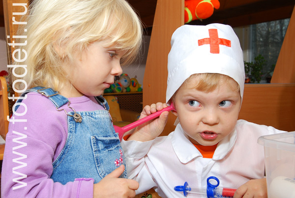 Фотографии детей в авторском фотобанке. Ребёнок играет в доктора.