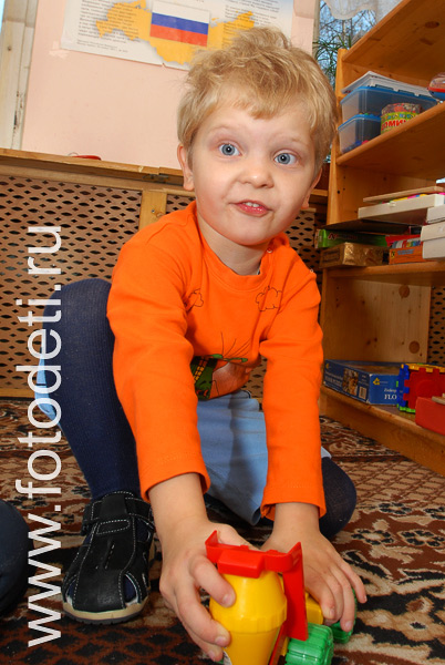 Фотография играющих детей: Игрушка бетономешалка.