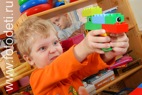 Фотографии детей в авторском фотобанке. Мальчик с игрушечным пистолетом из конструктора.