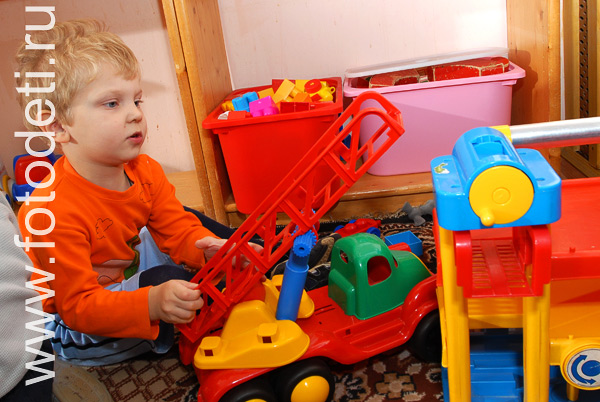Фото детей в игре: Игрушка кран машина.