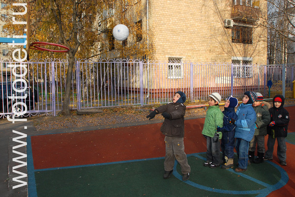Физическое развитие детей. Дети бросают мяч в баскетбольное кольцо.