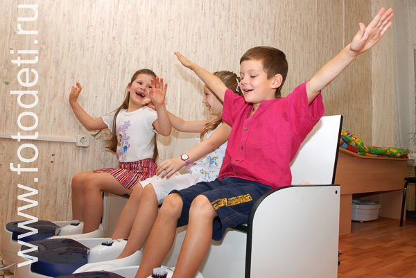 Фотографии детей в галере сайта фотодети.ру. Довольные дети на лечебно-профилактических процедурах в детском саду.