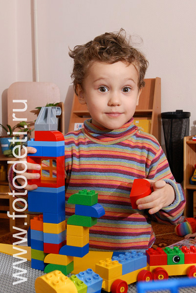Фотографии детей. Строительство дома с подъездными путями.