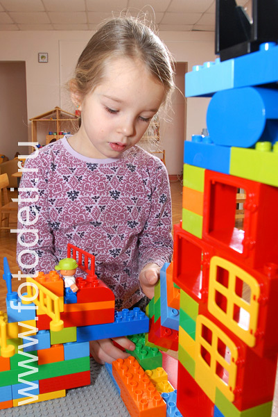 Фото детей в игре: Конструктор lego.