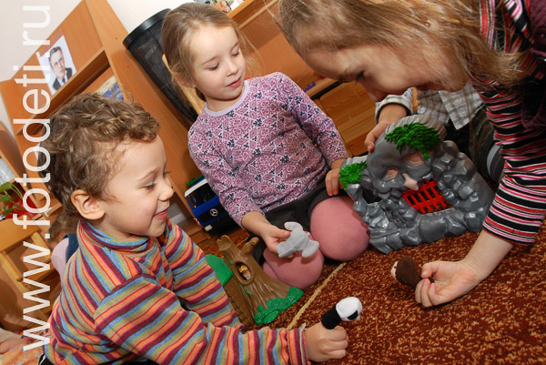 Фото детей в игре: дети играют с пальчиковыми куклами.