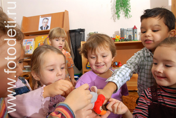 Фотографии детей на авторском сайте детского фотографа. Общение детей в игре.