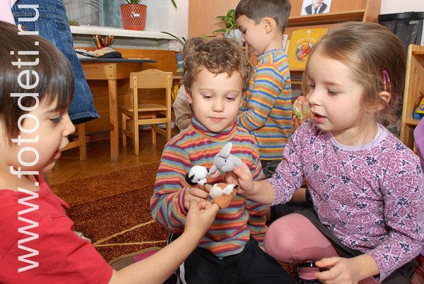 Фотографии детей из архива детского фотографа. Пальчиковые куклы помогают детям дружно общаться.