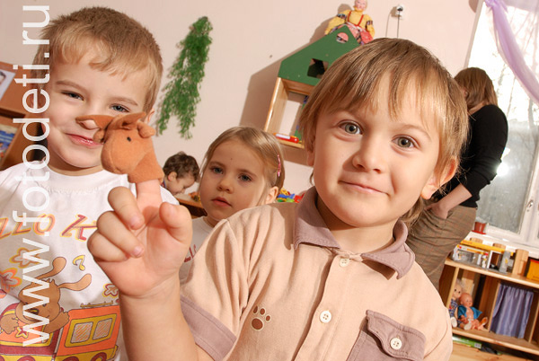 Фото детей в игре: Весёлый пальчиковый театр.