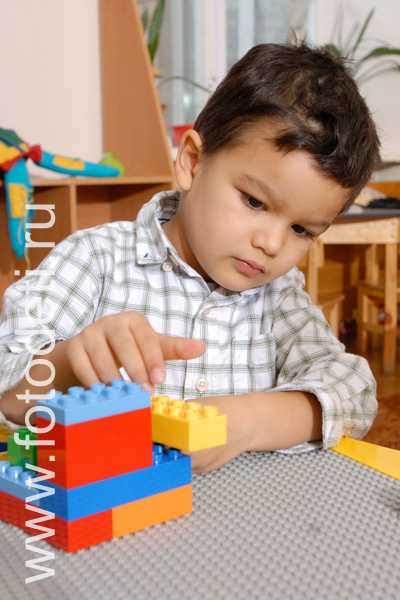 Фото детей в игре: Игра в кубики.