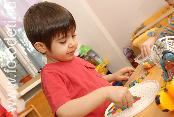 Раннее развитие детей. Мозаика - любимая игра детей старше трёх лет.