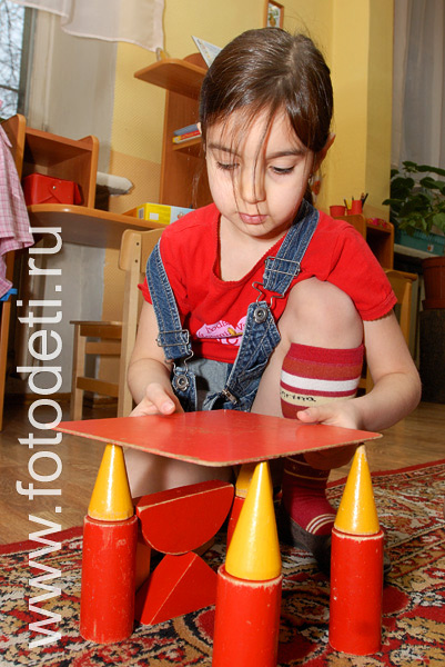Фото детей в игре: Развитие навыков конструирования.