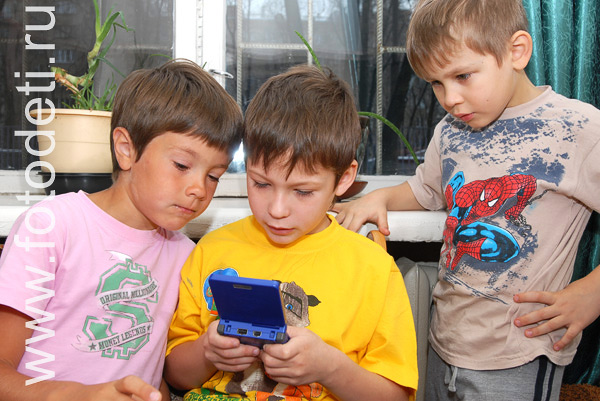 Фото детей в игре: Ребёнок с электронной игрушкой.