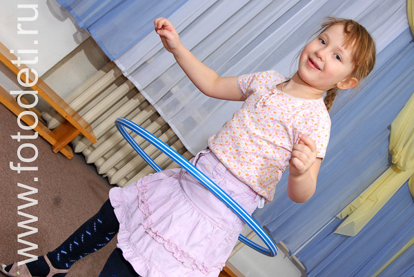Фотографии детей в галере сайта фотодети.ру. Использование обруча на физкультуре в детском саду.
