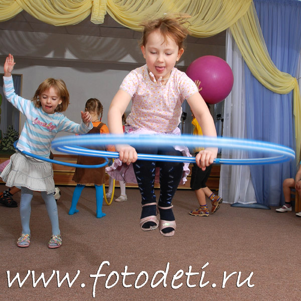 Фотография с детьми: Девочка прыгает через обруч.