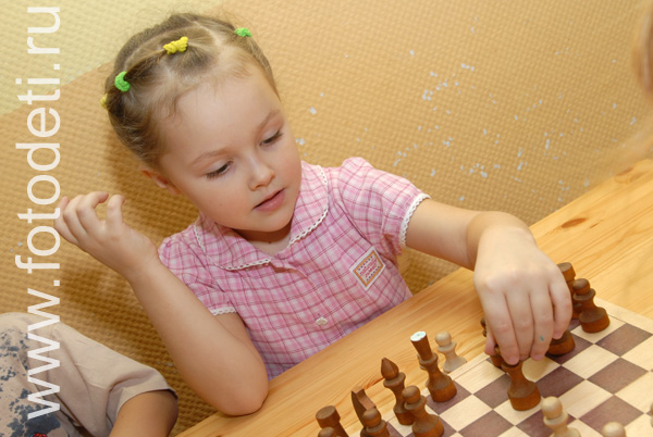 Физическое развитие детей. Девочка играет в шахматы.