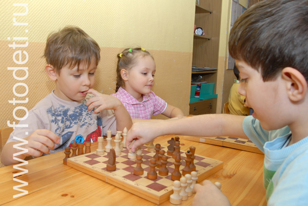 Физическое развитие детей. Мальчики играют в шахматы Мальчишки разыгрывают партию в шахматы.