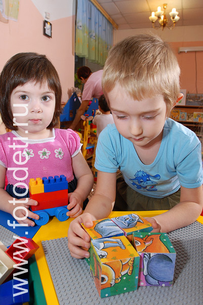 Дети на развивающих занятиях: Кубики с картинками развлекают и развивают детей.