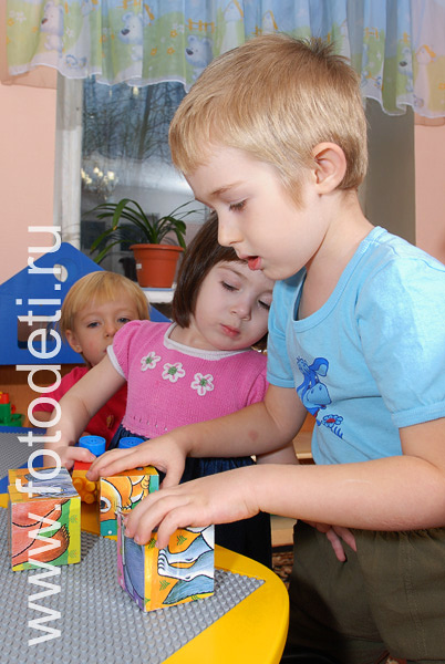 Дети на развивающих занятиях: Дети с удовольствием играют развивающими игрушками в детском саду.