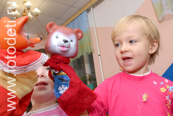 Фото детей в игре: Дети играют с куклами-перчатками.