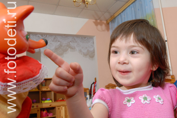 Фотографии детей на авторском сайте детского фотографа. Общение рёбёнка с куклой би-ба-бо.