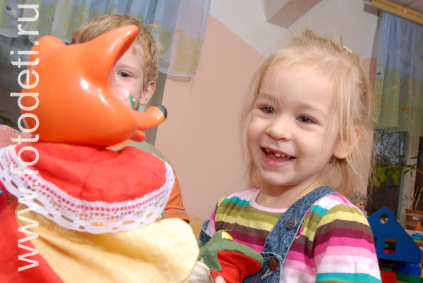 Фото детей в игре: Развитие у детей навыков общения с помощью кукольного тетра.