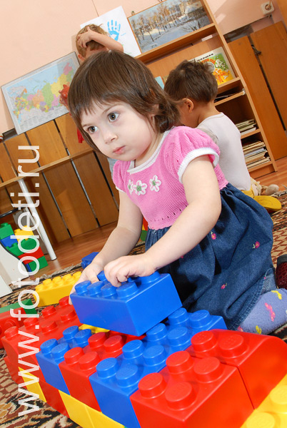 Фото детей в игре: Конструктор лего с крупными деталями.