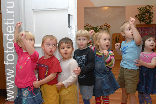 На фотографиях дети в процессе общения. Развитие групповой сплоченности в детских группах.