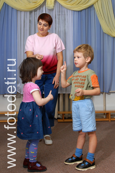 На фотографиях дети в процессе общения. Девочка с мальчиком разыгрывают сценку на выступлении.