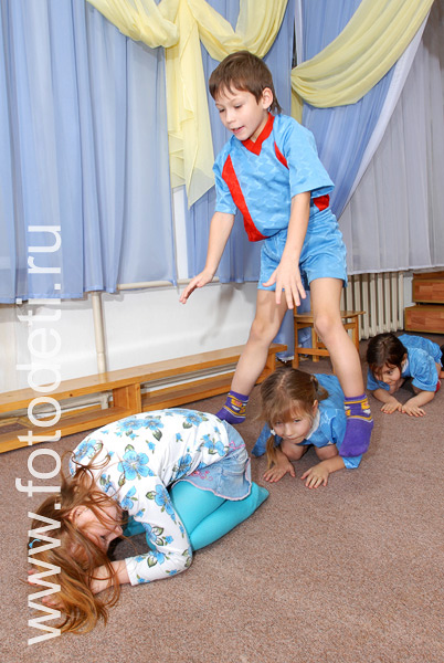 Дети на фото детского фотографа: Дети перепрыгивают через друг друга.