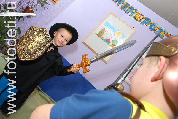 Фотогалерея детских праздников. На фото дети разыгрывают рыцарское сражение.