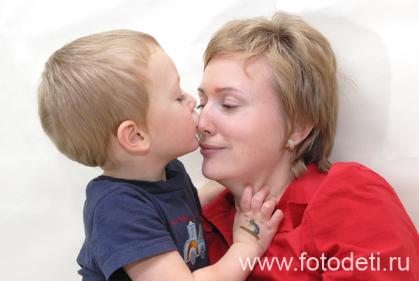 Детская социализация в процессе общения. Сын нежно целует маму в носик.