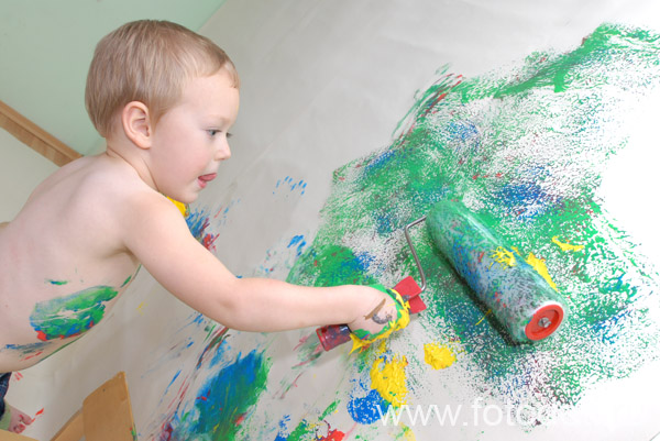Творческое самовыражение детей. Ребёнок красит стену валиком.