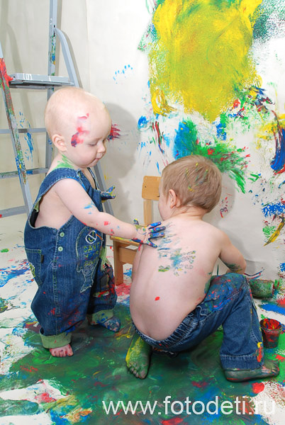 Приобщение детей к культуре. Дети рисуют друг на друге.