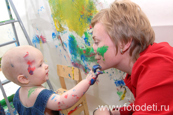 Приобщение детей к культуре. Ребёнок разрисовывает маму.