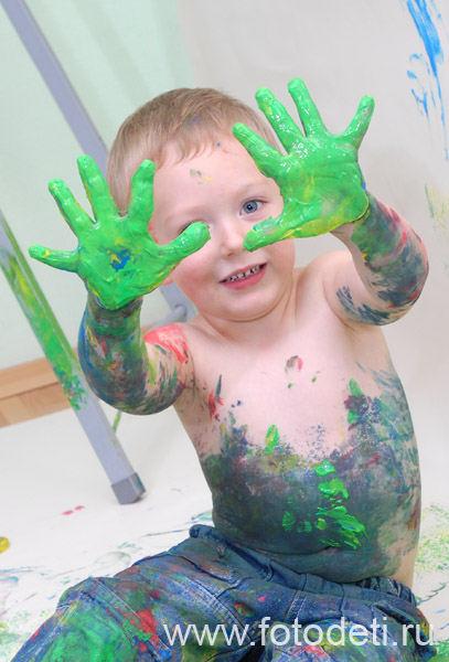 Творческое развитие ребёнка. Цветные детские ладошки.