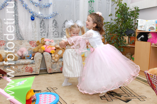 Фотографии детских праздников. Девчонки танцуют на утреннике в детском саду.