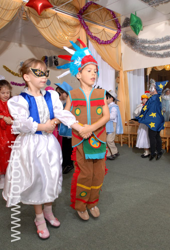 Фотографии детских праздников. Фотография детей в карнавальных костюмах, выступающих на утреннике перед родителями.