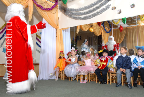 Фотографии детей на праздниках. Дед Мороз пришел к детям на праздник.