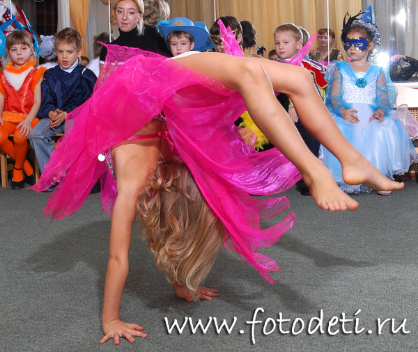 Фотографии детей на авторском сайте детского фотографа. Дети показывают акробатические номера.