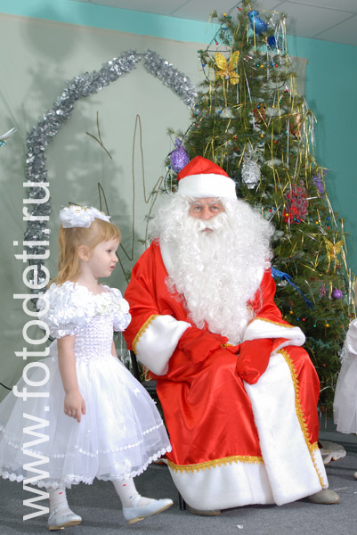 Фотографии детей на праздниках. Фотография ребёнка с Дедом Морозом.