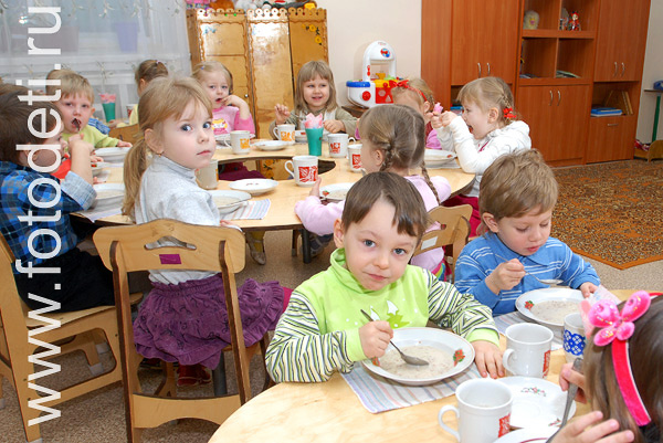 Раннее развитие детей. Дети кушают в детском саду.