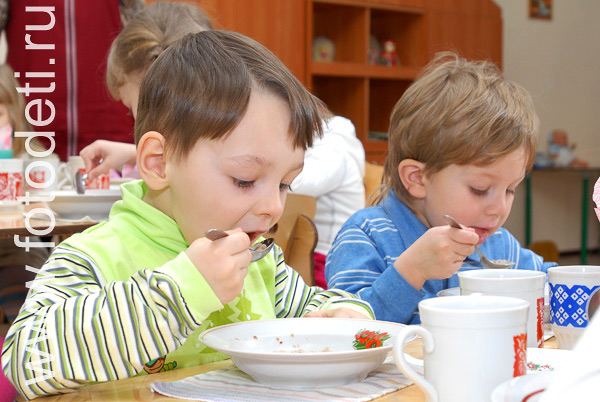 Дети на развивающих занятиях: Дети едят самостоятельно.