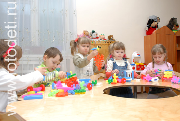 Фото детей в игре: Дети вместе конструируют.