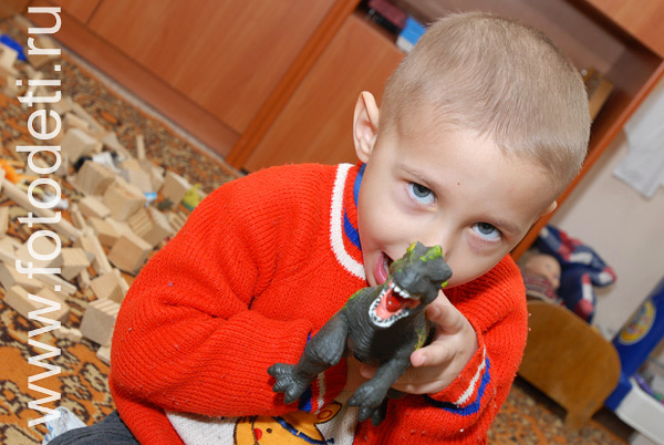 Фотографии детей из архива детского фотографа. Мальчик пугает динозавром.