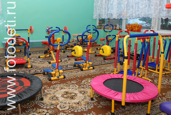 Дети занимаются физкультурой и спортом. Детские тренажеры для детских садов.